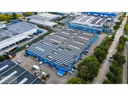 110 m² de bureaux à louer près de e313