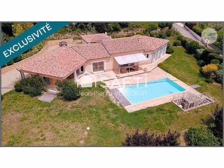 villa de 170m² sur 2284m² de terrain avec piscine