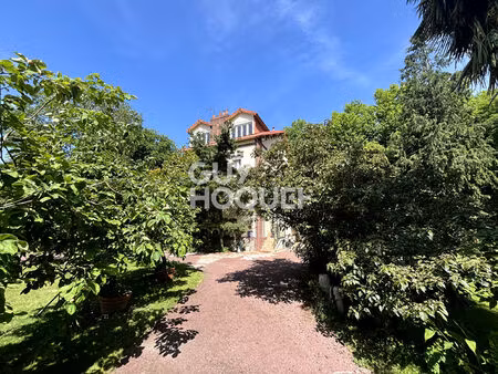 élégante maison bourgeoise à malaunay  vue sur la rivière