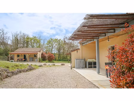 ensemble de 4 gîtes avec piscine  idéal pour un projet touri