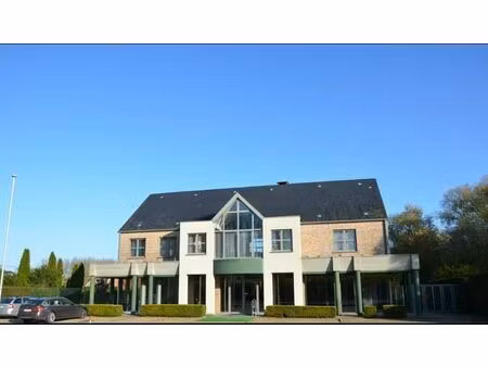 ruim duplex appartement met handel voor agrarische functie.