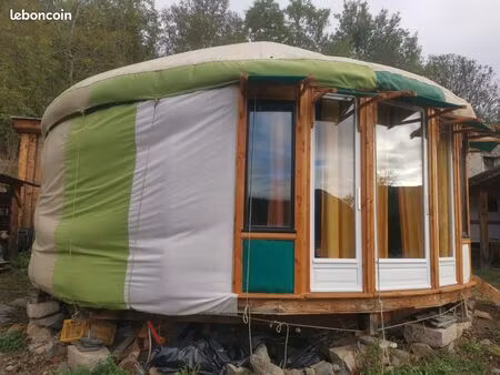 yourte contemporaine neuve et lumineuse