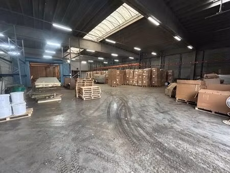 entrepôt avec bureaux à vendre