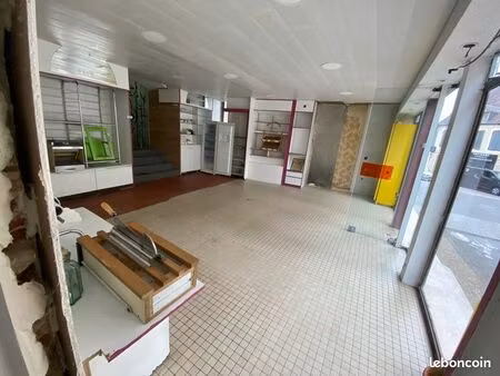 boulangerie restaurant dans la rue principale du centre-ville