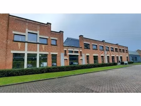 showroom avec bureaux dans un style loft