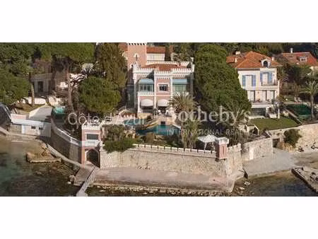 maison avec piscine en bord de mer cap d'antibes (06)
