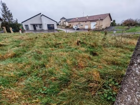 grand terrain au cœur du village  à viabiliser de 18 ares.