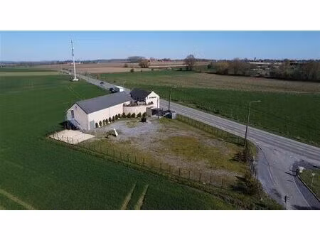 vaste immeuible avec parking et 2 appartements à proximité d