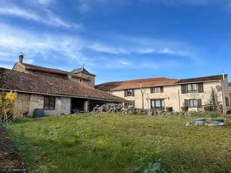 deux maisons avec 3 et 4 chambres situées dans un charmant village de campagne
