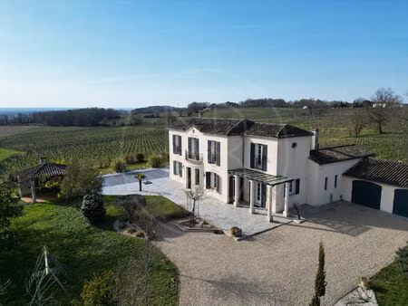 maison avec piscine  garage  et vue sur les vignes