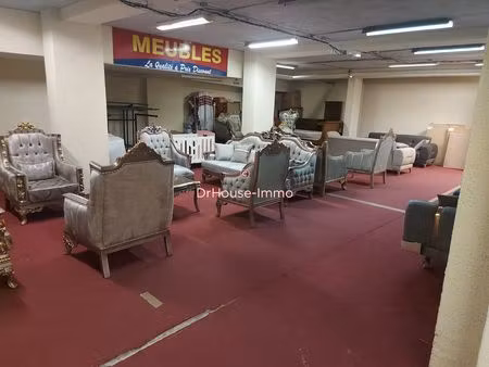 murs commerciaux dans avenue centrale et commerçante