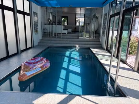 demeure atypique avec piscine interieur