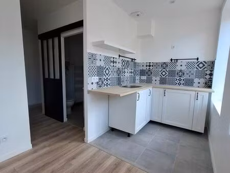 à louer : t1 rénové  lumineux et moderne de 28 m² avec chambre séparée