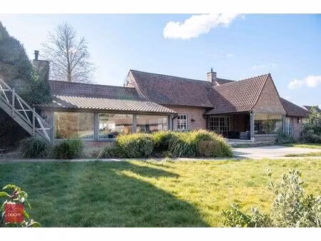 centraal en rustig gelegen villa met praktijkmogelijkheden