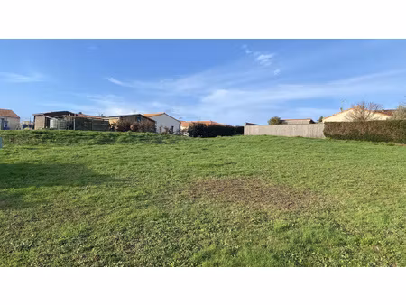 a vendre terrain 1366m2  47800eur viabilisé quartier calme pro