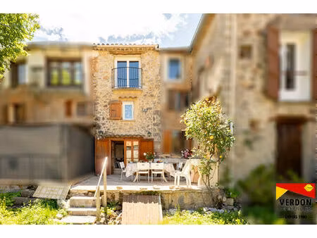 maison en pierres avec terrasse