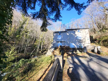 castans - ancien moulin en pierre au bord de l'eau  en pleine nature