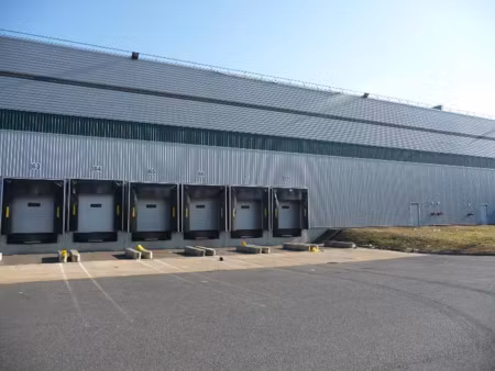 a louer en dérogatoire : entrepôt - cellule de stockage avec 24 quais et une hauteur libre