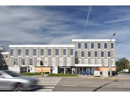 bureaux dans nouvelle contruction le long de la chaussée de