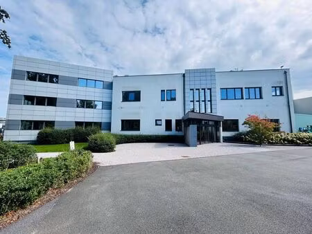 bureau prêt à emménager (986 m²) à louer près de l'e17 à zwi