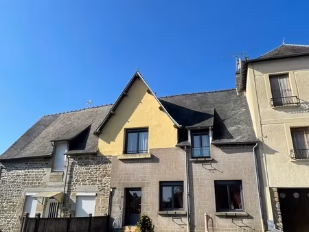 blot immobilier  maison pierre dans le bourg de saint germain en cogles