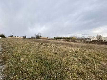 terrain construible de 822m² villeneuve de berg
