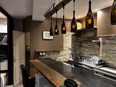 pour investisseur: murs local commercial vide angle rue droite