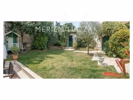 ambiance chaleureuse dans cette maison familial  dans un secteur calme et recherché à 5 mi