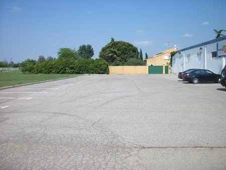 location local d'activités saint gilles 1 250 m²