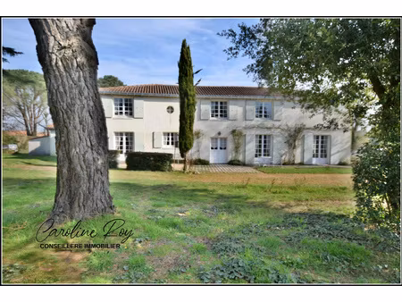 clisson propriété de 287 m² hab (6 ch  bureau)  garage et 3889 m² de jardin.