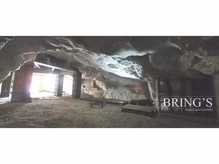 troglodyte de 300 m2 taillé dans le roc sur terrain 400 m2.