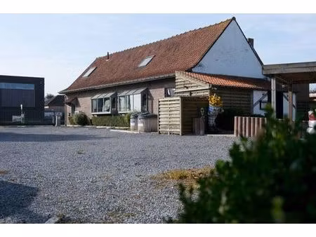 propriété commerciale à vendre dans un emplacement privilégi