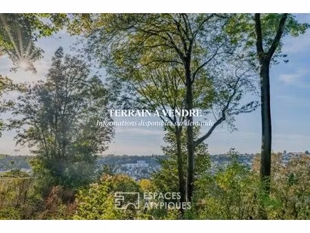 terrain à bâtir surplombant la ville dans un cadre naturel et résidentiel