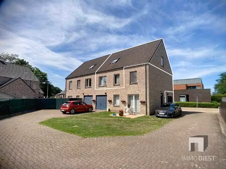triplex met 2 slaapkamers en inpandige garage