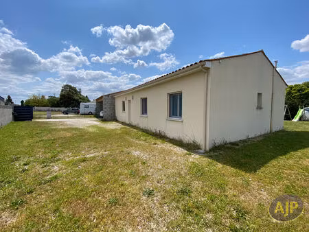 maison récente de plain-pied à jarnac-champagne