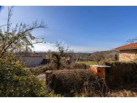 maison de hameau avec court fermé et terrain