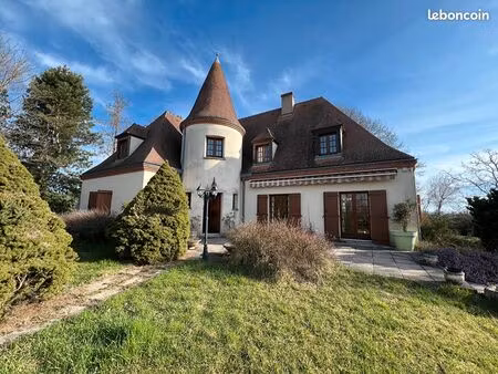 maison 8 pièces 236 m²