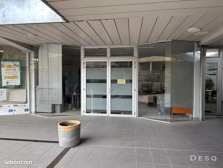 commerce ou bureau à louer de 69 m2 au centre emeraude