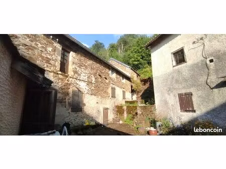 corps de ferme 1ha 70a prés et bois