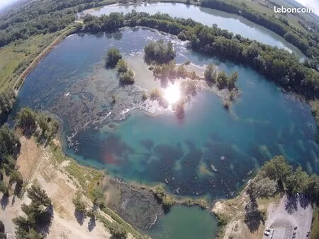 bâtiment 1000m² sur 12ha avec lac en vente