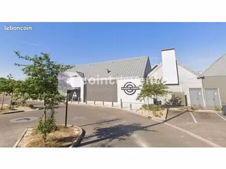 commerce habillement/textile 127 m²