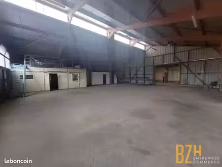 local 900 m² languidic