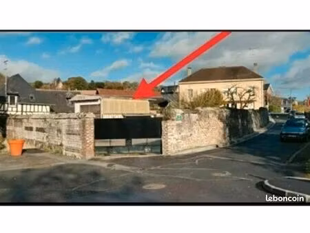 un hangar + 15 places de parking + 7 box en centre ville de duclair reprise possible auto/