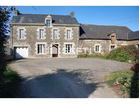 belle maison en pierres et dépendances sur terrain de 1775 m2 (cour et jardin derrière)  c