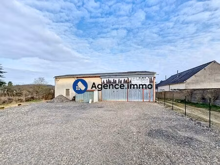 grand local professionnel/ stockage de 221 m2