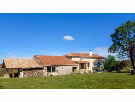 belle maison en pierres rénovée avec grange