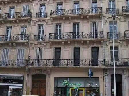 location commerce 2 pièces 55 m² à toulon (83000)