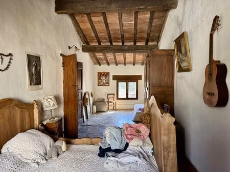 atypique maison de village en pierres à rénover avec petit jardin