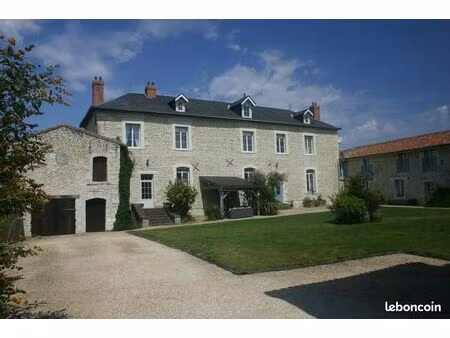 grand manoir du 18ème siècle avec 3 gîtes