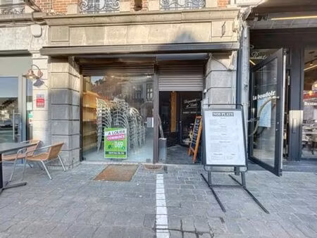 belle surface commerciale de +/- 70m² idéalement située au c